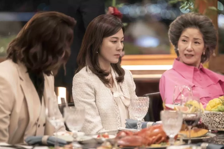 Kim Ha Neul And Seo Yi Sook Have An Icy Confrontation In "Red Swan"