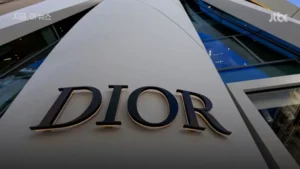 Korean netizens react to a JTBC news story revealing a $2,900 DIOR bag costs only $60 to produce