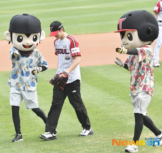 ASTRO's Cha Eunwoo Shines on the Baseball Field with Viral First Pitch Moment