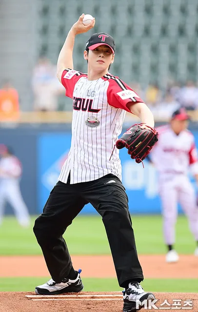 ASTRO's Cha Eunwoo Shines on the Baseball Field with Viral First Pitch Moment