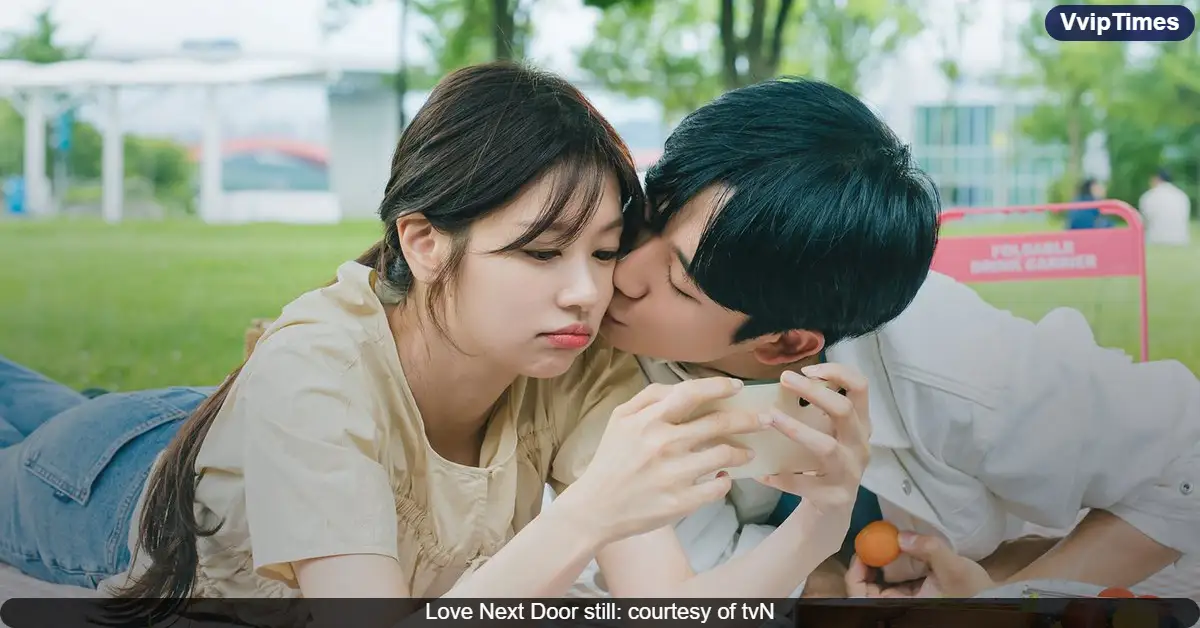 New stills show Jung Hae In and Jung So Min standing firm despite opposition in 'Love Next Door'