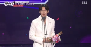 Actor Yoo Yeon Seok Wins Rookie Award at SBS Entertainment Awards