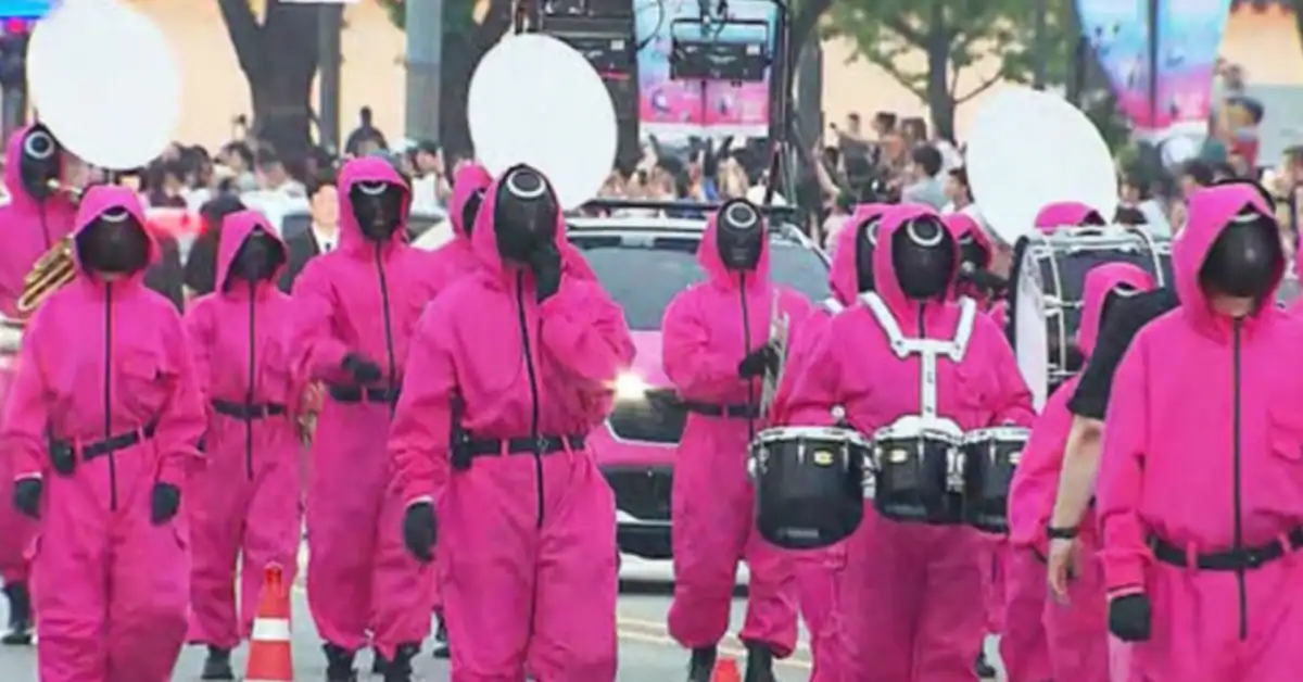 Massive ‘Squid Game’ Parade Causes Major Traffic Disruptions in Central Seoul
