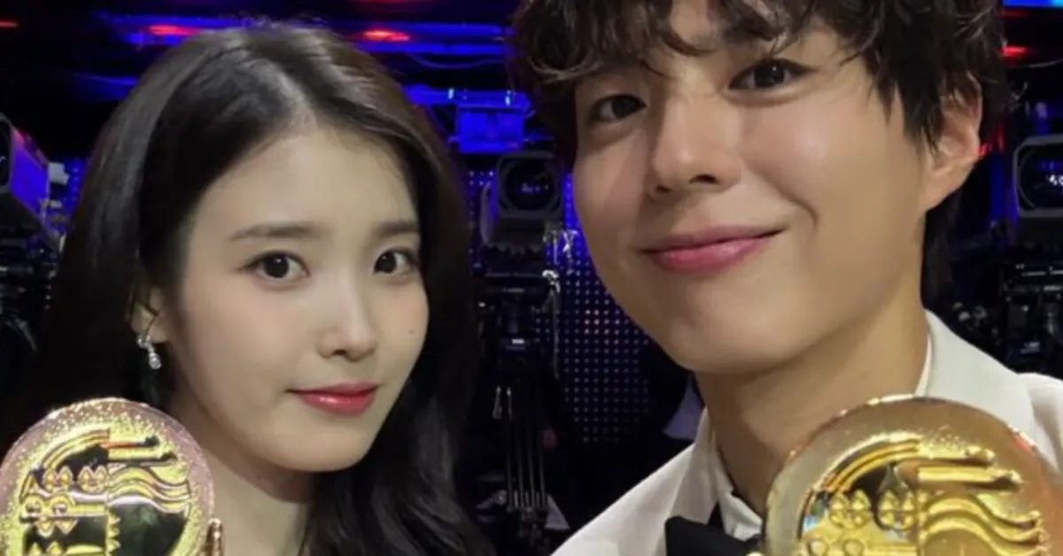 IU Wins Best Actress at Blue Dragon Series Awards While Park Bo Gum Cheers Her On with Heartwarming Support