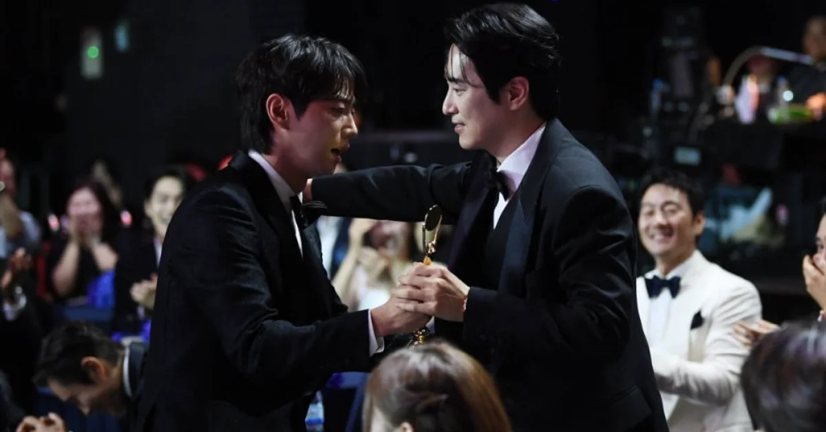 Lee Jun Young and Lee Jun Hyuk Create a Funny Moment at Blue Dragon Awards Due to Name Confusion