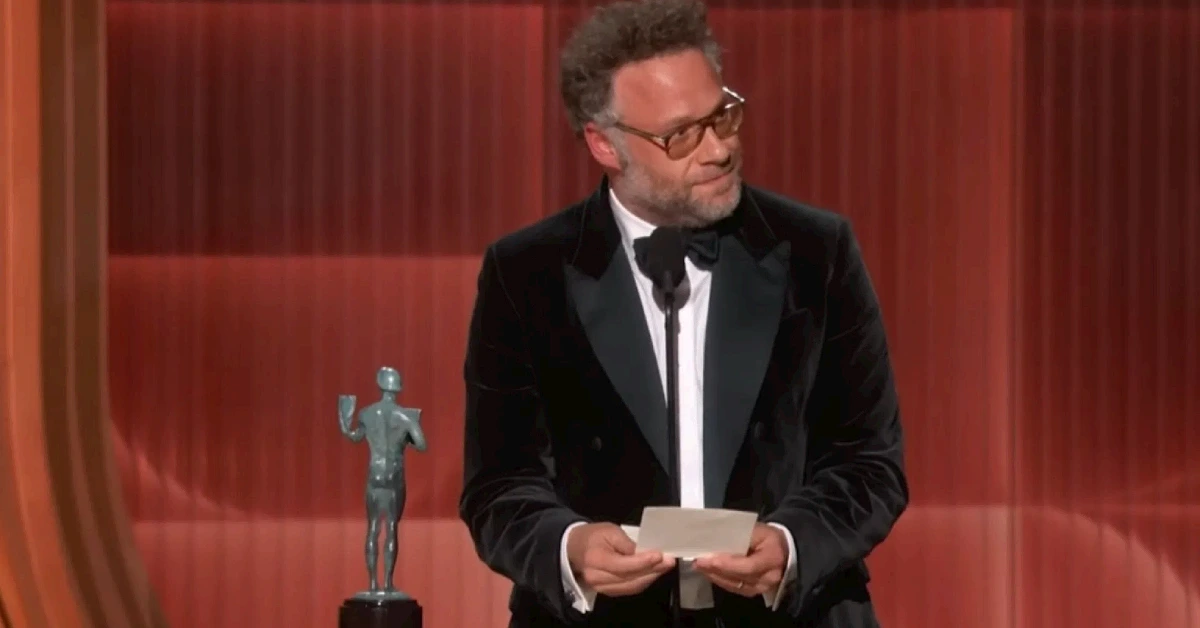 Seth Rogen accepts award on behalf of the late actor Catherine O'Hara in SAG 2026 (Image Via YouTube/@Netflix)