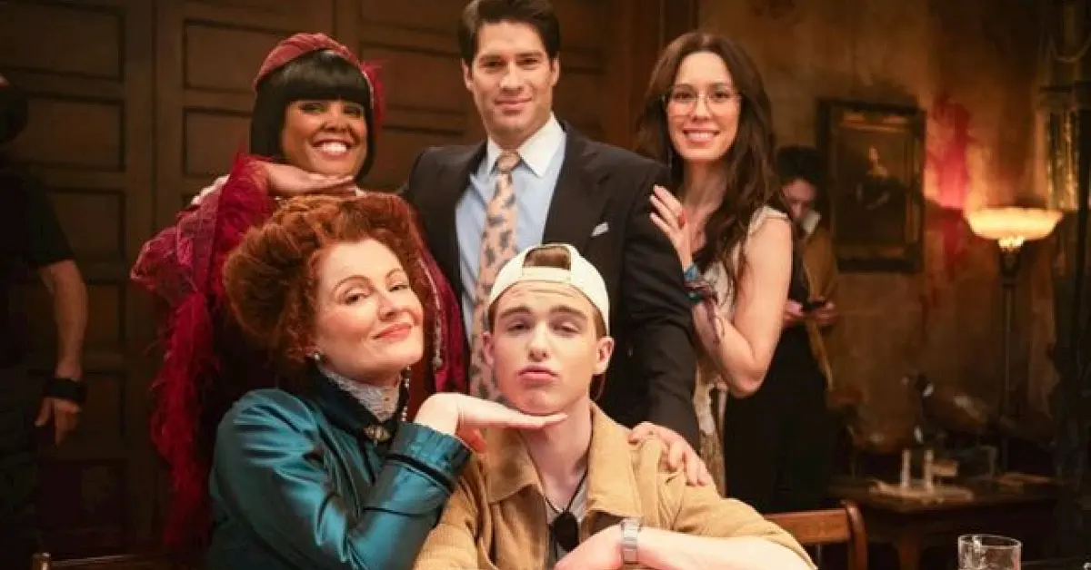 Iain Armitage with the Ghosts cast (Image via Instagram/@iain)