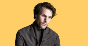 Hugh Skinner Hugh Skinner Opens Up About Walking Naked on Set by Mistake, His Fear of Pigeons and Returning as Will in Twenty Twenty Six