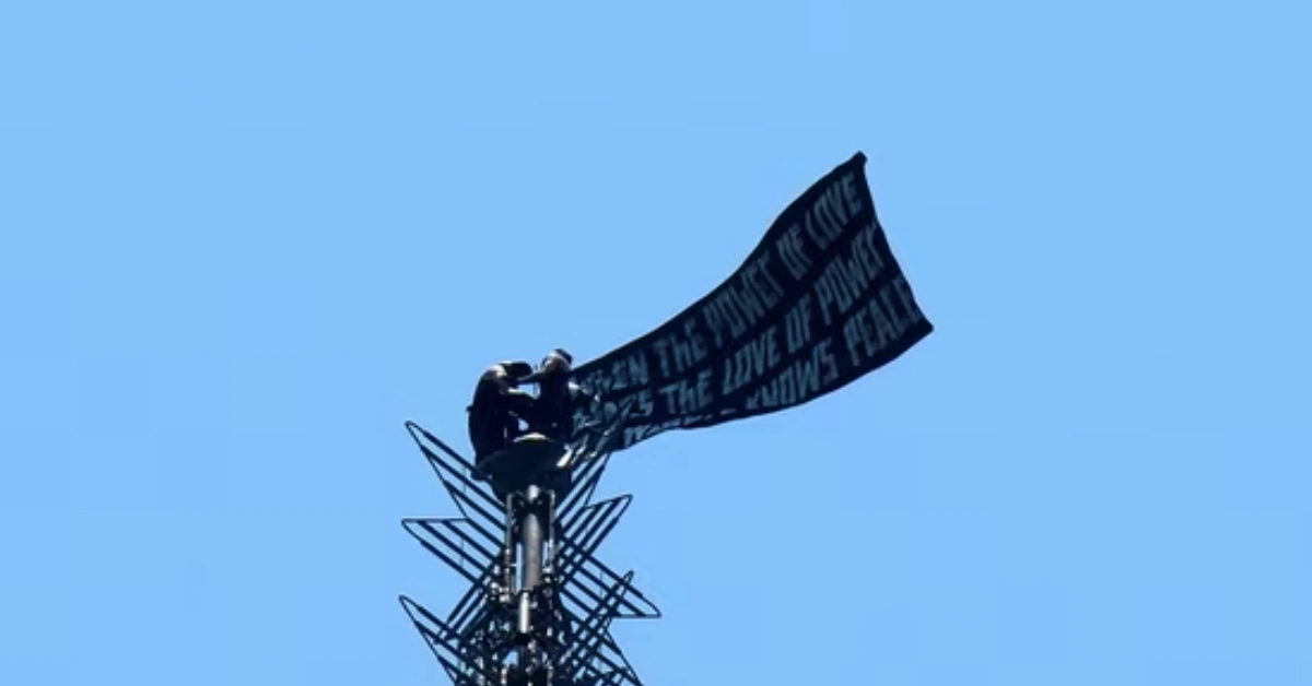 Two people display a banner atop the Empire State Building in the Manhattan borough of New York, U.S., July 1, (REUTERS)