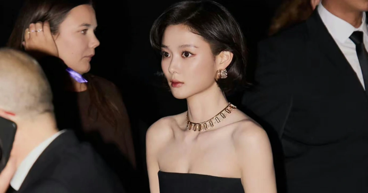 image 2026 10 03T225451.521 Kim Yoo Jung Stuns Paris in Black Messika Gown at Grand Palais High Jewelry Show