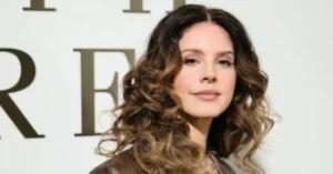 image 2026 10 27T194345.567 Lana Del Rey Gives $100 to Woman Escaping Abusive Relationship While Tate McRae’s Rubberband Plays, Fans Call It My Two Worlds Colliding
